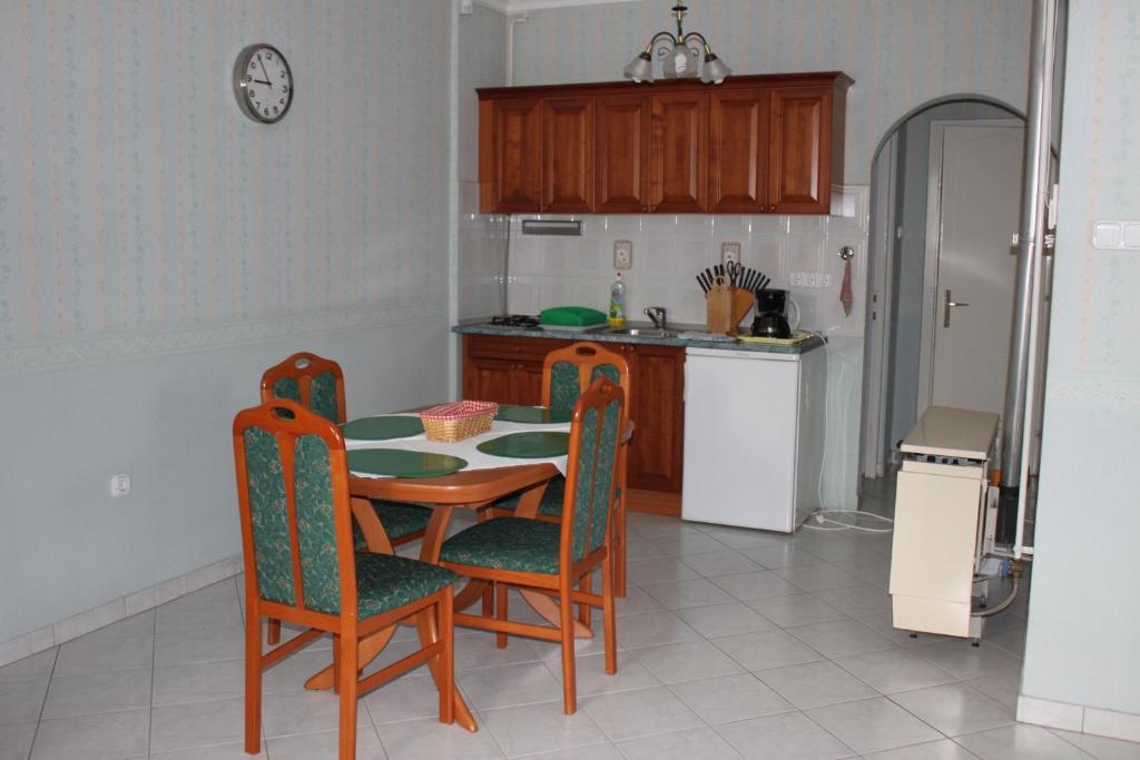 Orwa Apartmanok - Fenyofa Koez Zalakaros Pokoj fotografie